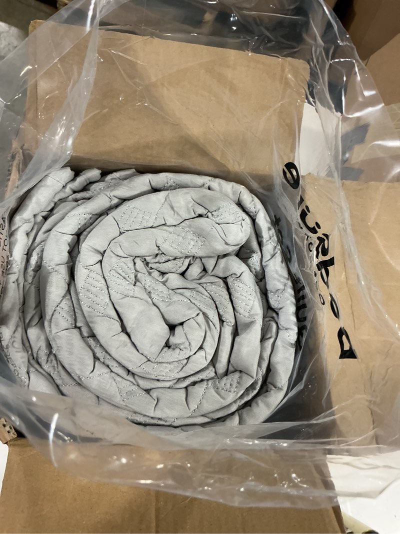 Condition photo showing Good Condition for bedsure quilts queen size - lightweight bedspreads queen size with basket weave pattern, soft quilt bedding set, light grey comforter set coverlet for all seasons with 2 pillow shams (90" x 96") 04 - light grey queen (90" x 96")