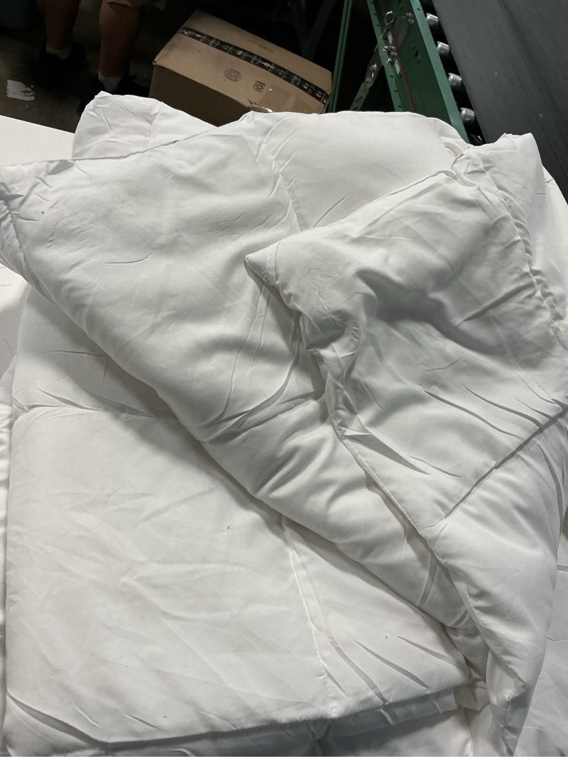 Condition photo showing Good Condition for hyleory all season queen size bed comforter - cooling goose down alternative quilted duvet insert with corner tabs - winter warm - machine washable - white queen?88*88? white