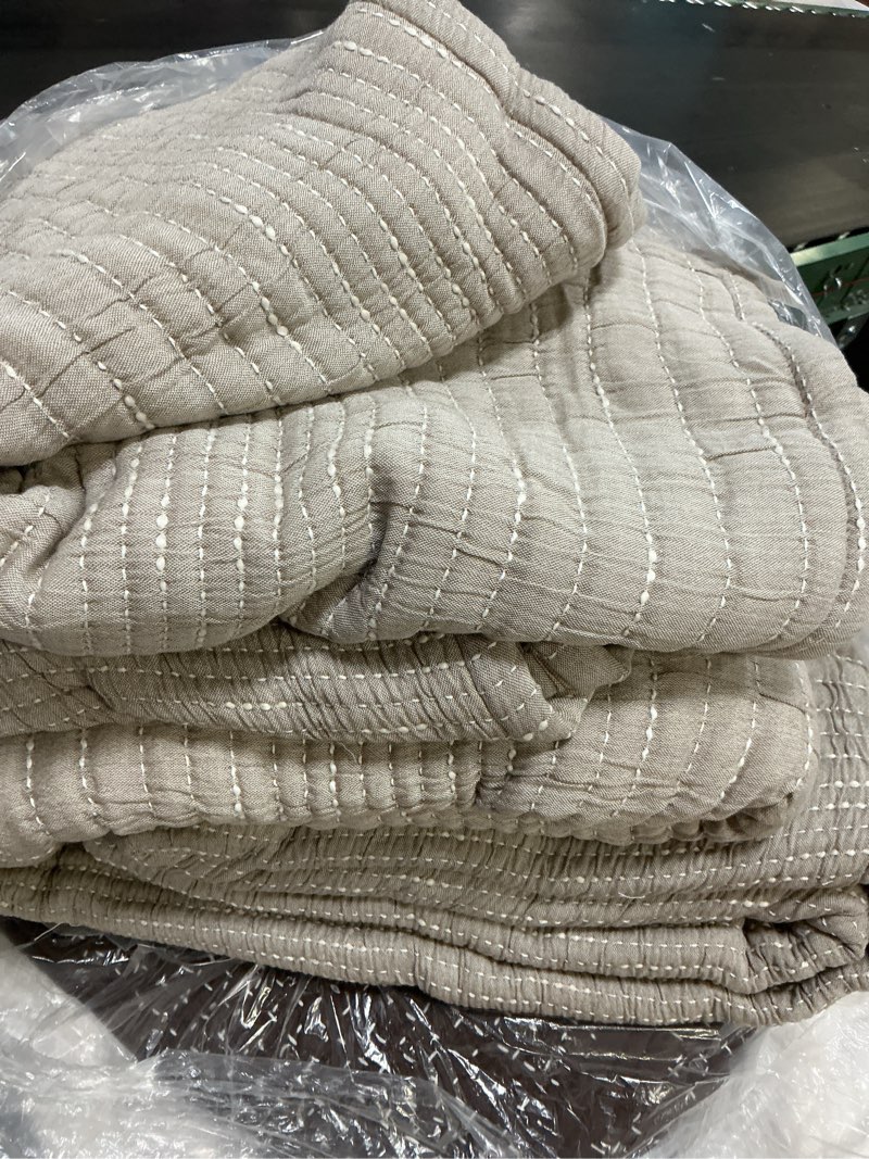 Condition photo showing Good Condition for ((size king))quince organic cotton channel stitch coverlet color: taupe