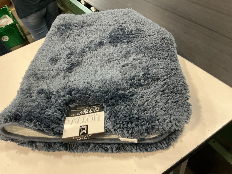 Condition photo showing Good Condition for  member's mark hotel premier collection bath rug 24”x36” 