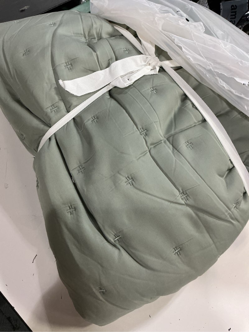 Condition photo showing Good Condition for bamboo dream quilt, full/queen, eucalyptus