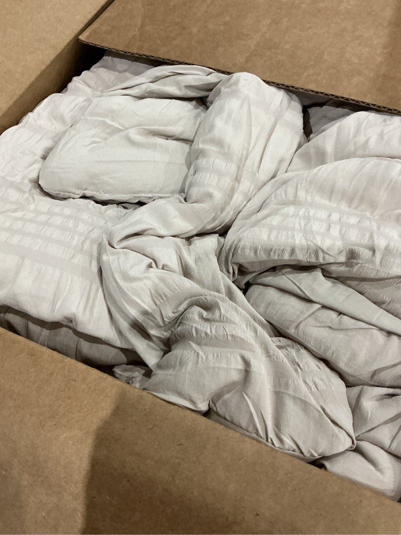 Condition photo showing Good Condition for casaagusto queen comforter set, 7 pieces oatmeal seersucker bed in a bag queen size soft all seasons, bedding sets with comforter, flat sheet, fitted sheet, 2 pillow shams, 2 pillowcases oatmeal queen(90"*90")