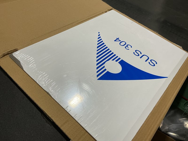 Condition photo showing Good Condition for stainless steel cutting boards for kitchen, lipped stainless steel cutting board. large cutting board suitable for meat, fruits, vegetables, bread, and baking (50 x 40cm / 19.7"l x 15.7"w) stainless steel 19.7"l x 15.7"w