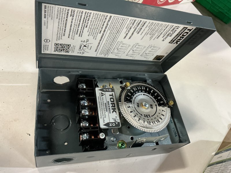 Condition photo showing Good Condition for 40 amp 24-hour indoor mechanical timer switch