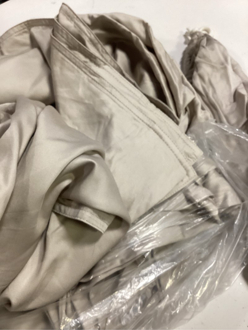 Condition photo showing Good Condition for bamboo fitted sheet sand king