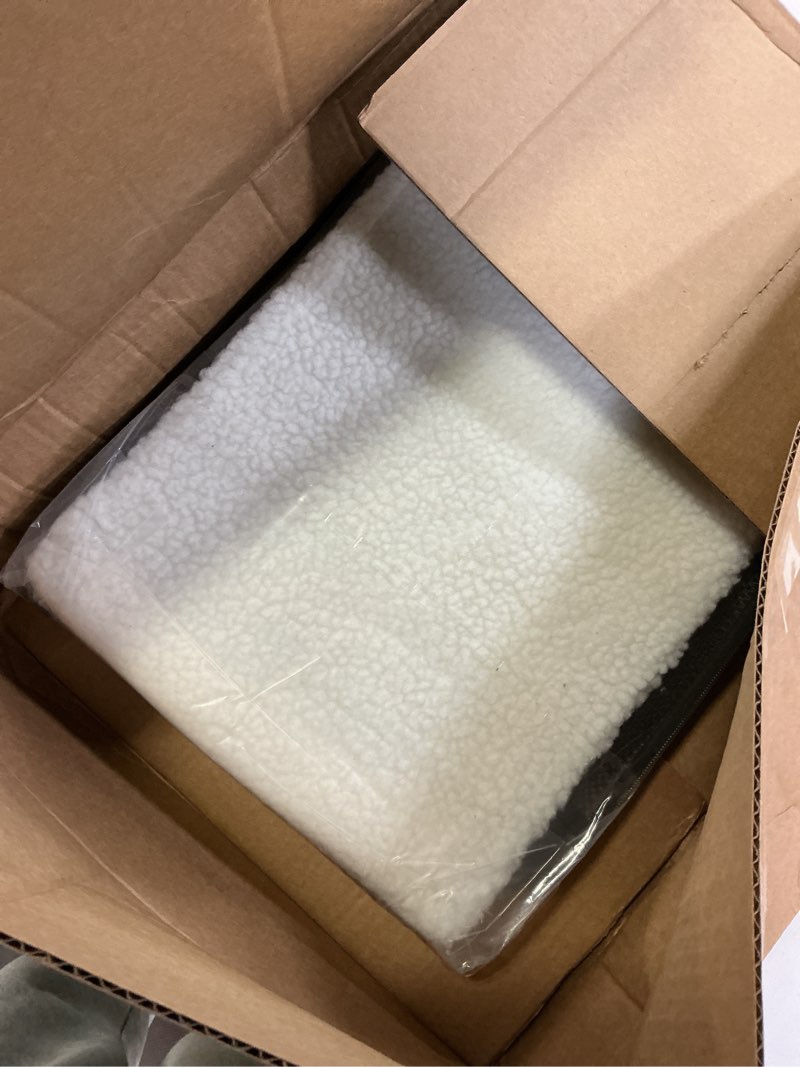 Condition photo showing New/Like New for Cat Carrying Case - Pet Carrier Airline Approved, Protable and Breathable Pet Travel Carrier Removable Fleece Pad, Collapsible Cat Carrier Dog Carrier for Medium Cats Small Cats Dogs (X-Large, Black) 20.0"L x 13.0"W x 13.0"H black