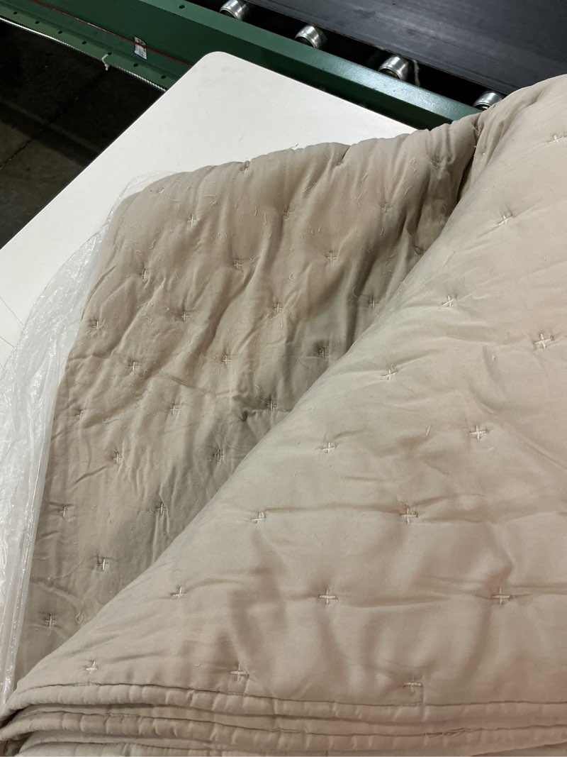 Condition photo showing As Is for quince bamboo dream quilt, king/cal king, sand