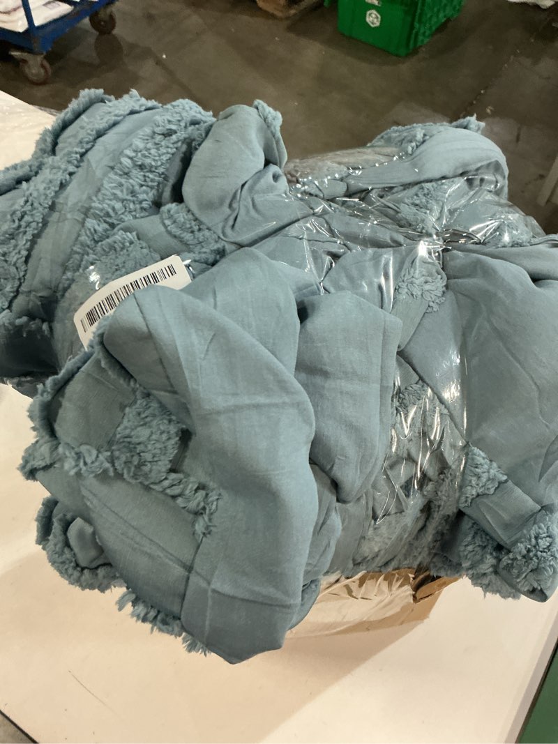 Condition photo showing Good Condition for Bedsure Boho Tufted King Comforter Set - Mineral Blue Boho Bedding Comforter Sets, 3 Pieces Farmhouse Shabby Chic Embroidery Bed Set, Soft Fluffy Cozy Arch Pattern Comforter for All Seasons King 05 - Mineral Blue - Arch Jacquard