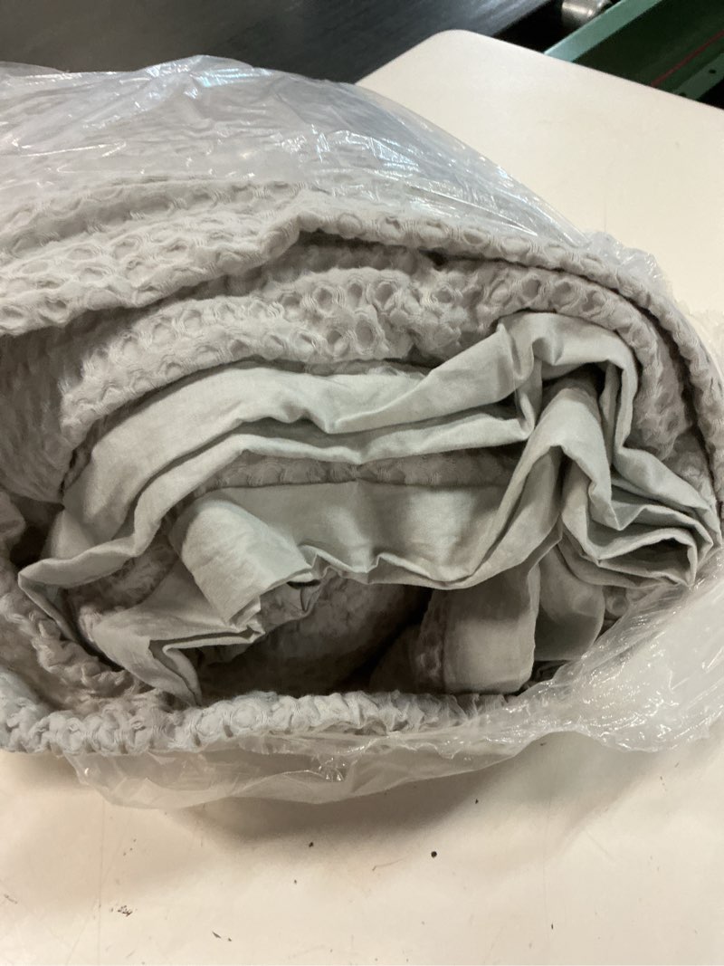 Condition photo showing Good Condition for organic luxe honeycomb duvet cover set, king/cal king, light grey