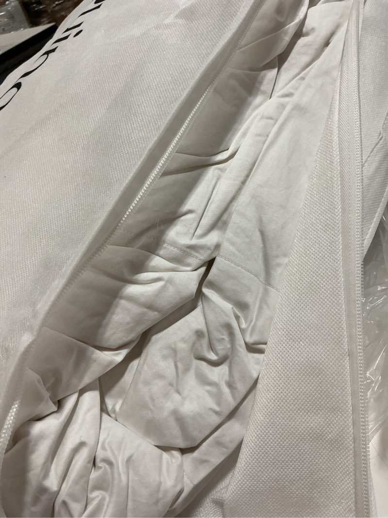 Condition photo showing Good Condition for lightweight premium down duvet insert, king/cal king, down