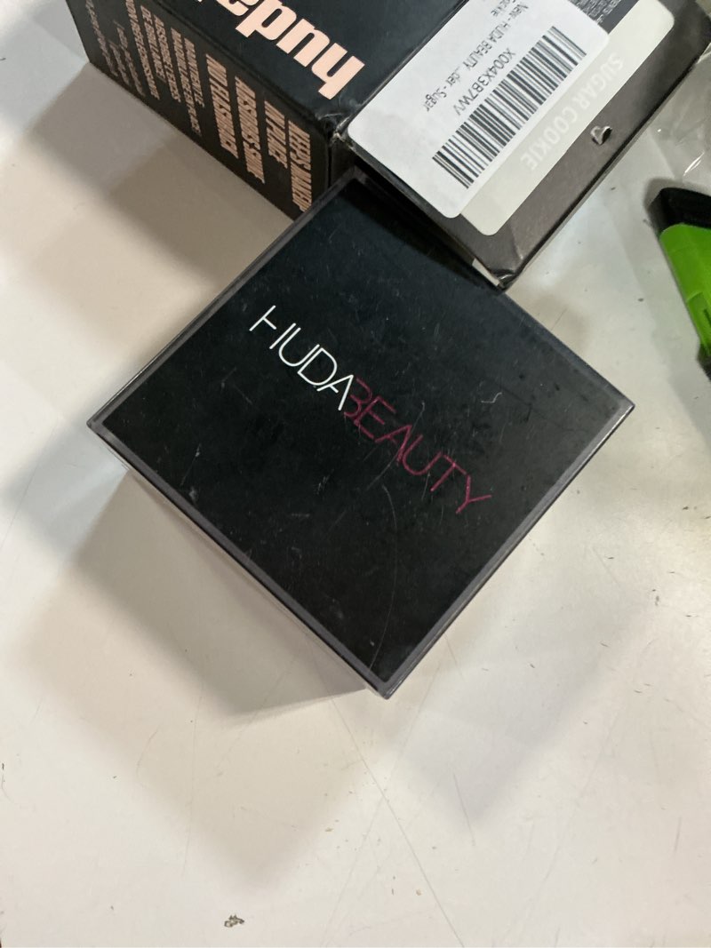 Condition photo showing Good Condition for Huda Easy Bake Loose Baking & Setting Powder - Banana Bread (light, medium, and tan skin tones) - 0.