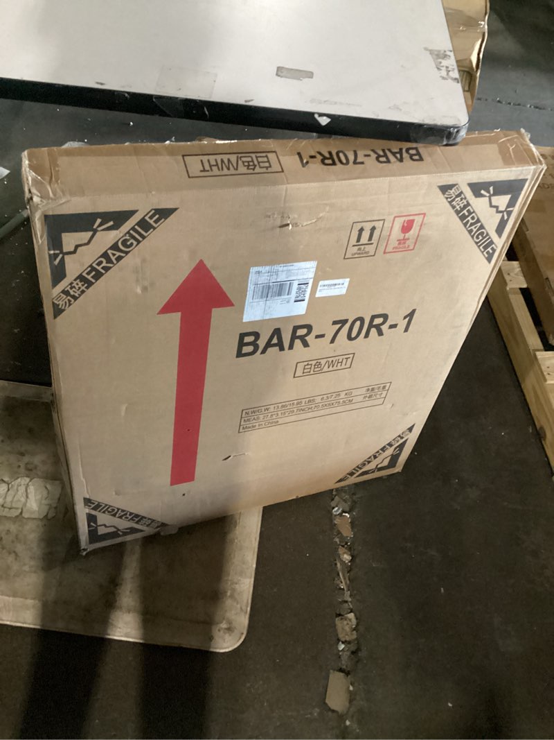 Condition photo showing Good Condition for white cocktail table 