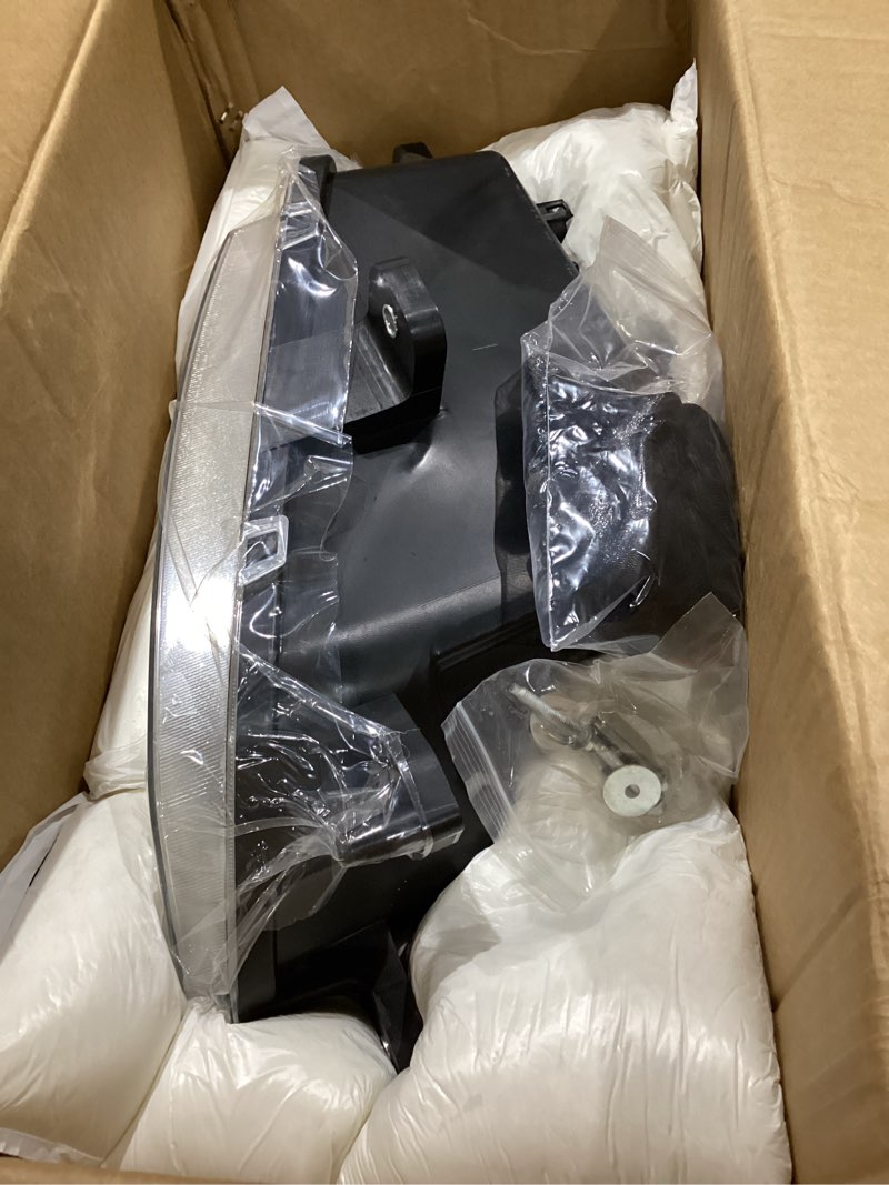 Condition photo showing Good Condition for fog light fit for 2023+ peterbilt 579 truck dot/sae approved left driver side