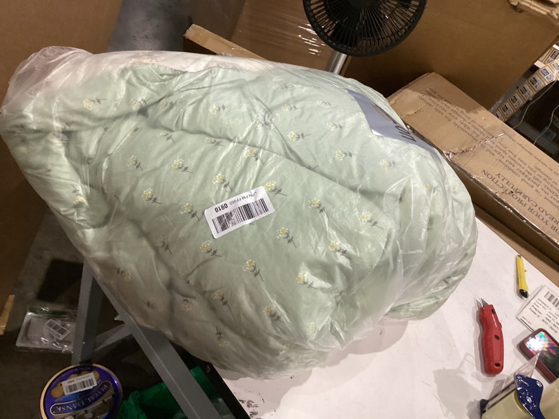 Condition photo showing As Is for Floral Comforter Set King 3 Pieces Soft Chic Garden Style Green Floral Print Lightweight Botanical Flower Comforter Set for All Seasons 1 Comforter and 2 Pillowcases Floral2 King(90" x 104")
