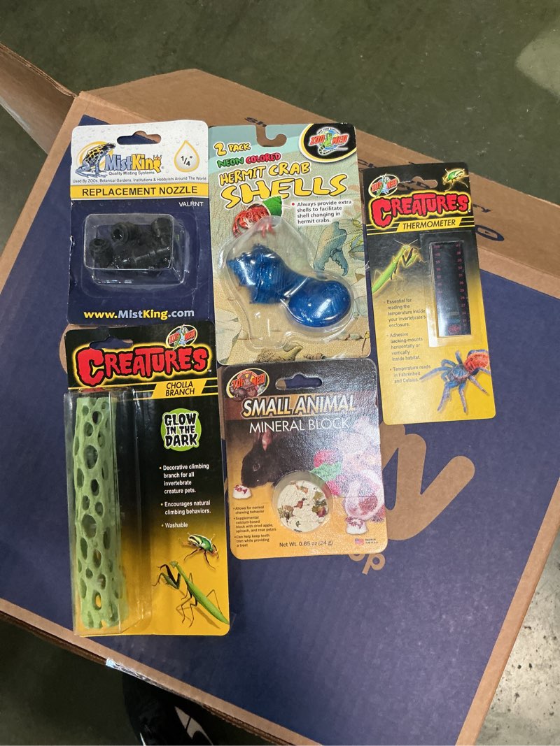 Condition photo showing New/Like New for - Assortment of small pet items, miscellaneous small, variety of items multiple pieces, 5 pieces total  