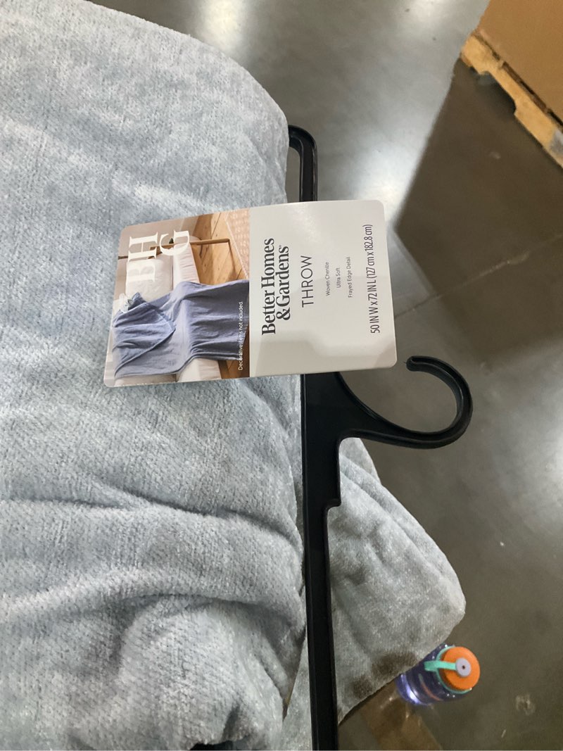 Condition photo showing Good Condition for throw blanket