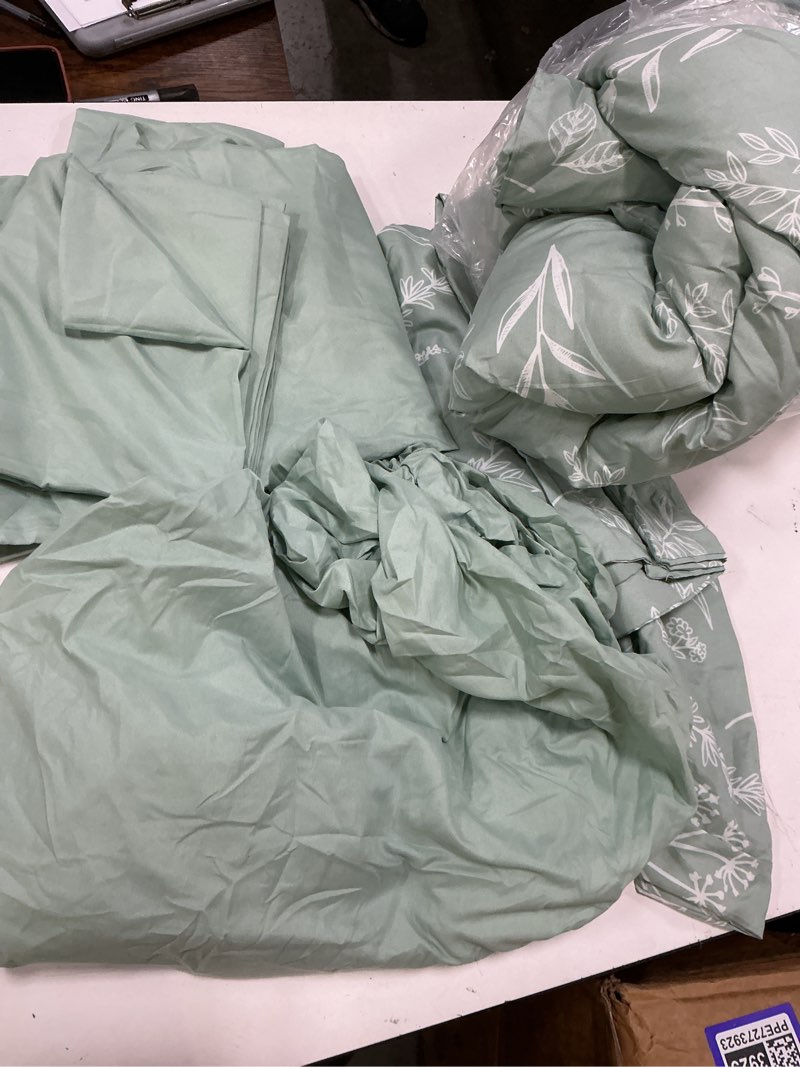 Condition photo showing Good Condition for muxhomo 100% queen waterproof mattress protector + botanical flowers comforter set 7 pieces