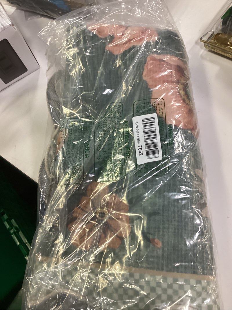 Condition photo showing item condition for GarveeHome Floral Scalloped Rug, Ultra-Thin Soft 3x5 Area Rug, Non-Slip 3x5 Washable Rugs for Bedroom Stain Resistant Boho Low-Pile Throw Carpet for Dining Room Playroom Nursery, Green Green 3' x 5' (Rectangular)