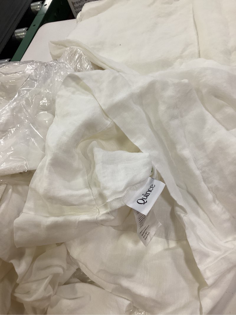 Condition photo showing Good Condition for european linen sheet set estandar 20 in x30 in