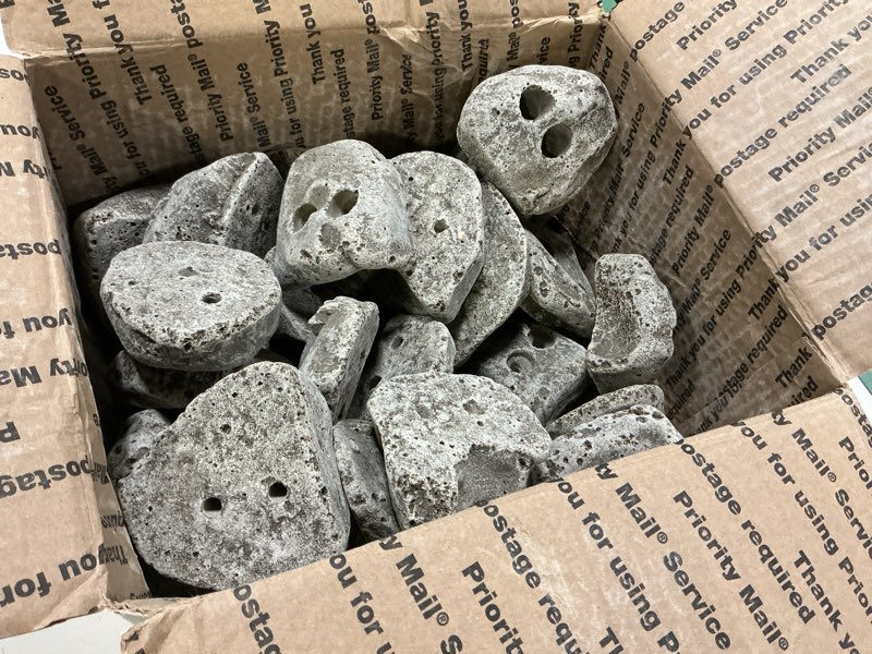 Condition photo showing Good Condition for B5-BQD7-234H 25 Screw On Climbing Holds 25pcs Natural Gray