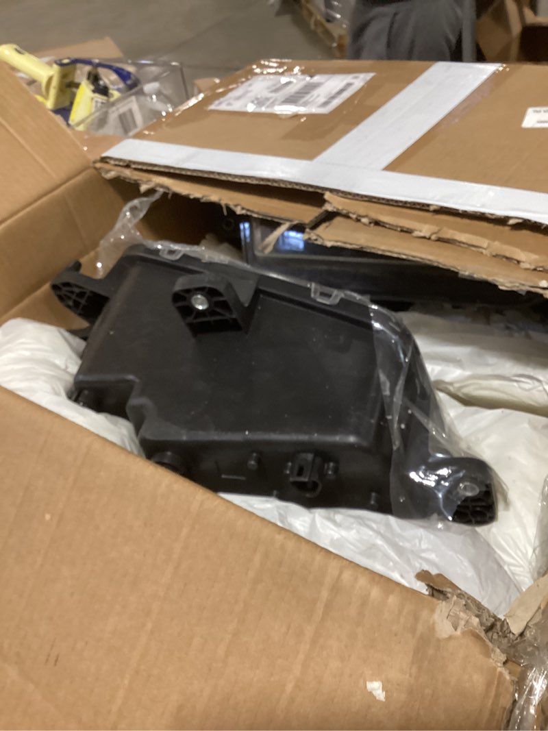 Condition photo showing As Is for 2023 peterbilt 579 fog lights (Pair Fog Light)