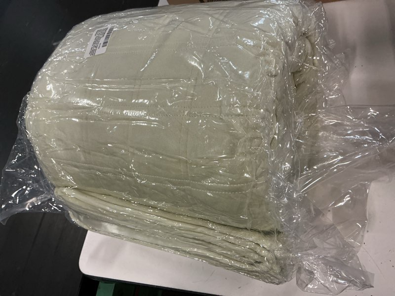Condition photo showing New/Like New for fleeco double-sided velvet queen size quilt comforter set, reversible 92''x96'' oversized luxury ultra soft bedspread with 2 matching shams, all-season bedding, sage green sage green full/queen (92" x 96", double-velvet)