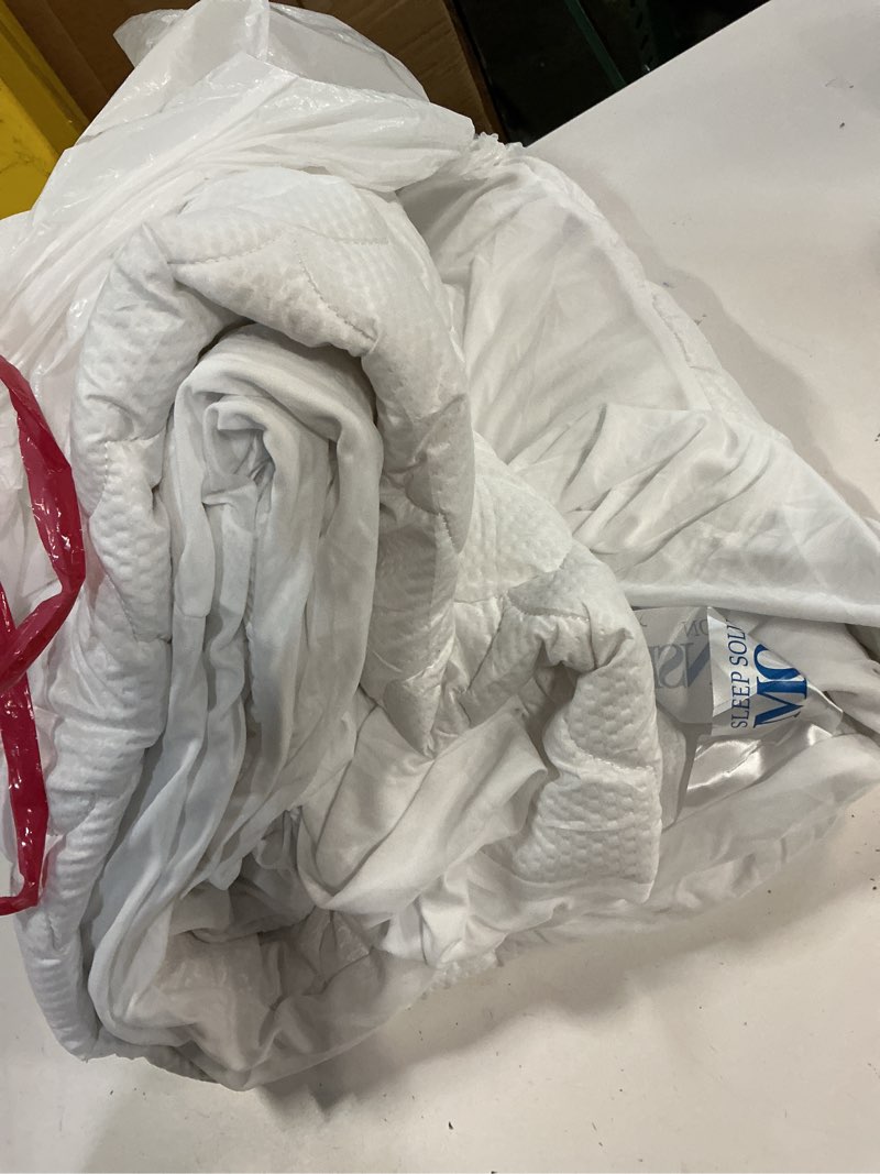 Condition photo showing item condition for Air Mattress Cover Full Mattress Pad, Thick Quilted Mattress Topper Full, Super Soft Breathable and Noiseless Down Alternative Fiber Pillow Top Mattress Pad (15-23'' Deep Pocket) Case Fabric :Microfiber Fill: Polyester Skirt:Polyester Full 15''-23'' Deep