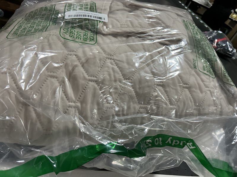 Condition photo showing Good Condition for exclusivo mezcla reversible twin quilt bedding set with pillow sham, lightweight quilts twin size, soft bedspreads bed coverlets for all seasons - (brich beige, 68"x88") brich beige twin