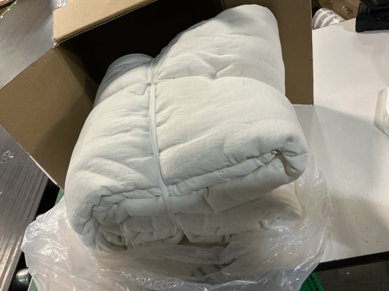 Condition photo showing Good Condition for european linen dream quilt, king/cal king, white
