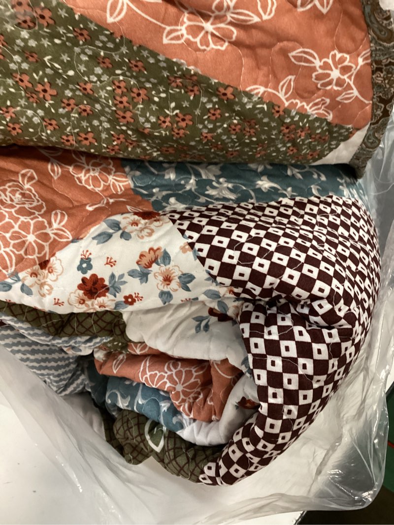 Condition photo showing Good Condition for honeilife oversized king bedspreads 120x120-3 pcs california king quilt, extra large quilt sets all season use,rustic bedding sets king size,reversible coverlet lightweight microfiber bed quilts california king-120"x120" brown-border