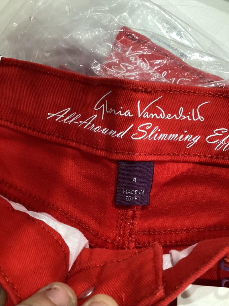 Condition photo showing New/Like New for Gloria Vanderbilt Amanda shorts in the Chilli Pepper color size 4