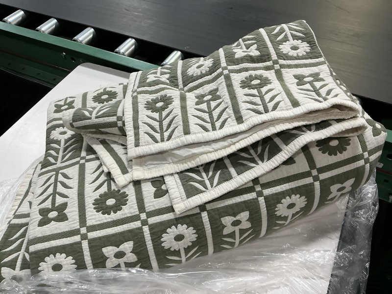 Condition photo showing Good Condition for (full/queen, color dried sage )organic cotton jacquard floral coverlet set(quince)