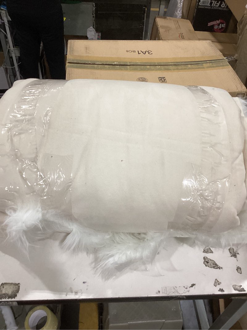 Condition photo showing Good Condition for latepis white faux fur rug 8x10, faux fur sheepskin rug for living room, fluffy washable fuzzy rugs carpet for bedroom, luxury room decor, rectangle 8' x 10' (rectangular) white