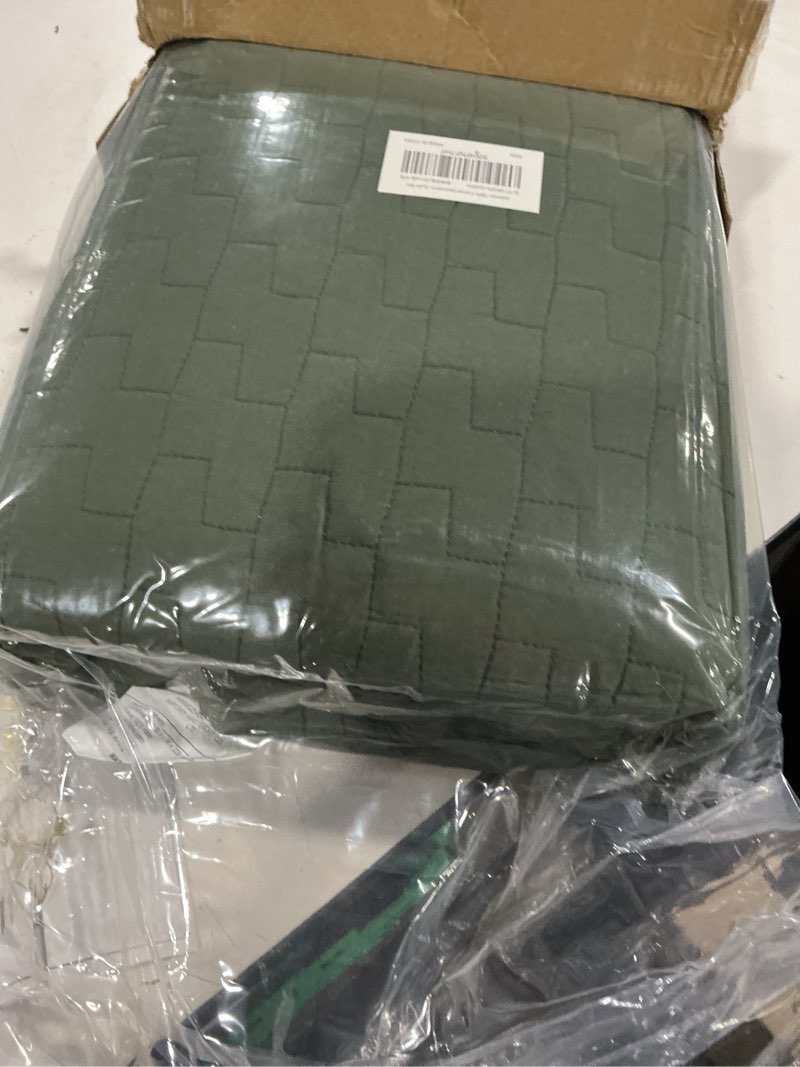 Condition photo showing Good Condition for palassio olive green 100% cotton quilt queen size bedding sets with 2 pillow shams, textured lightweight soft bedspread shabby chic coverlet, quilted comforter bed cover for all season, 3 pieces block-olive green queen(90"x96"?