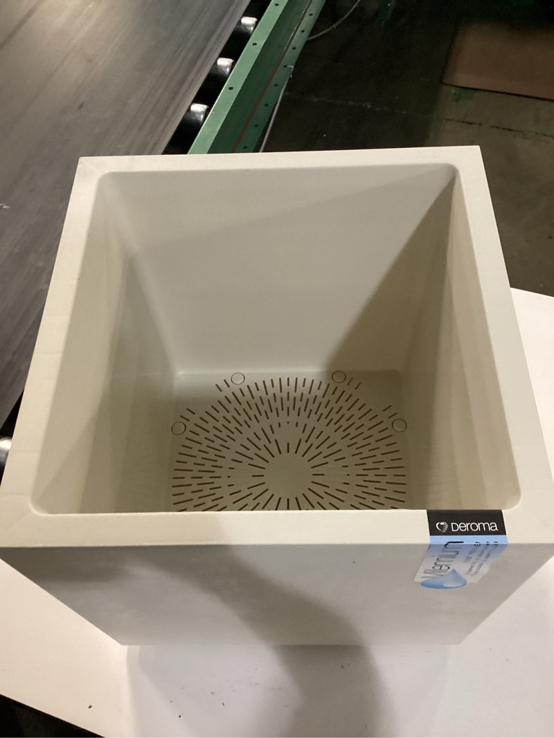 Condition photo showing Good Condition for deroma millennium square white planter