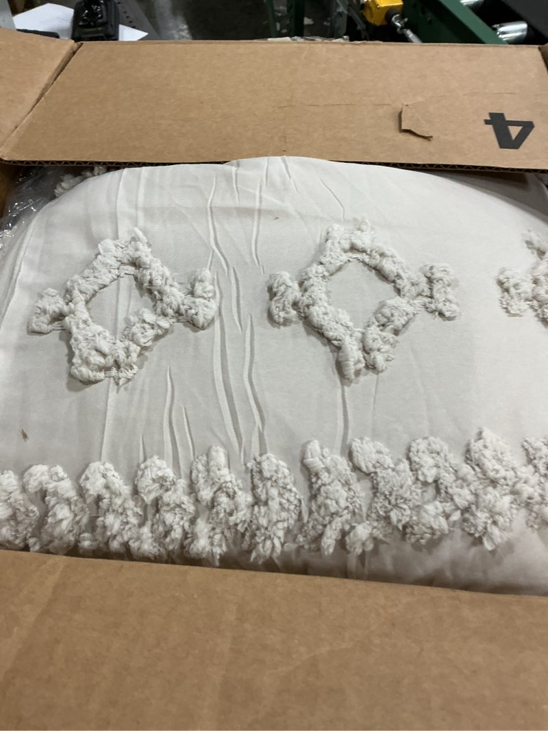 Condition photo showing New/Like New for Bedsure Tufted Boho Comforter Set Oversized King - Linen Boho Bed Set, GentleSoft™ 3 Pieces Farmhouse Shabby Chic Embroidery Bedding, Gifts for Woman, Soft Jacquard Comforter for All Seasons Oversized King 08 - Linen - Elegant