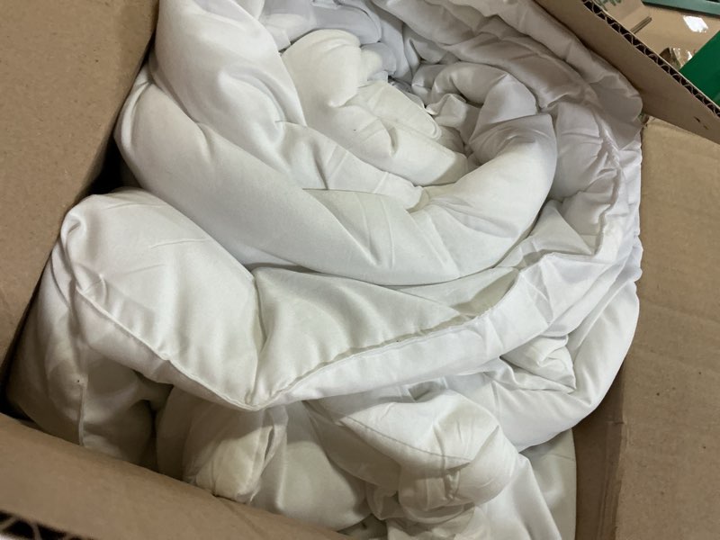 Condition photo showing Good Condition for hyleory all season queen size bed comforter - cooling goose down alternative quilted duvet insert with corner tabs - winter warm - machine washable - white queen?88*88? white