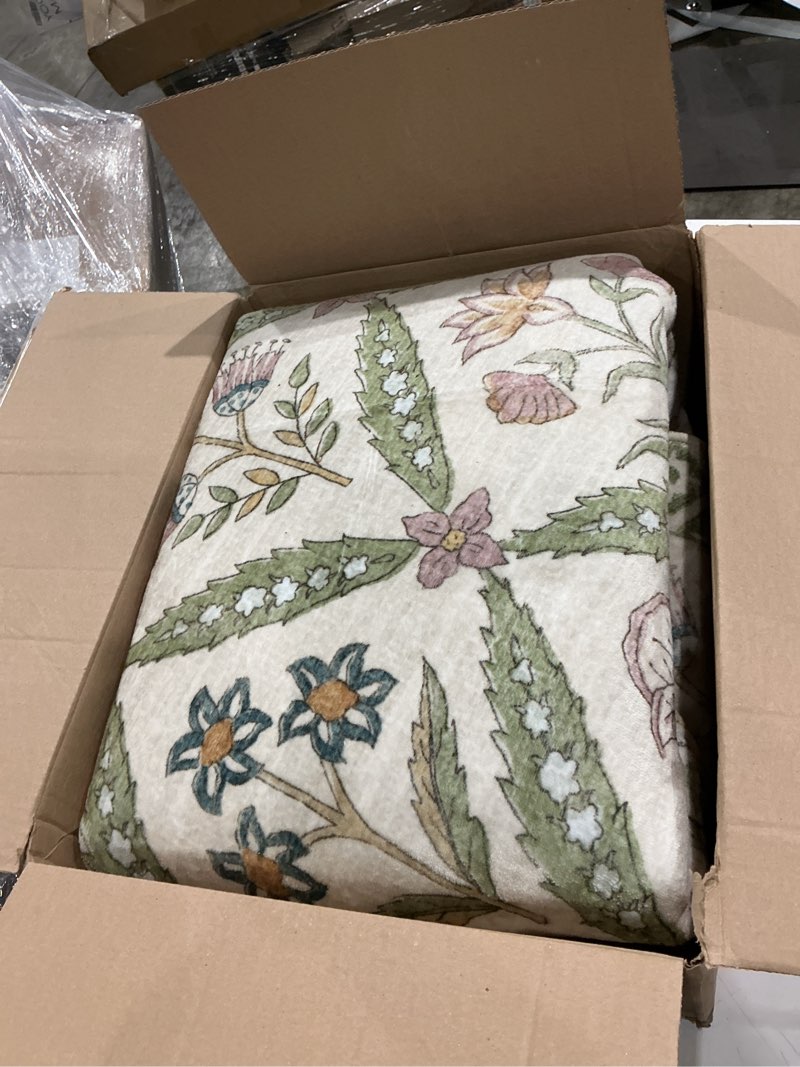 Condition photo showing Good Condition for jinchan haden large round rug 8ft vintage floral washable rug for living room soft non-slip low pile circle area rug dining room bedroom kids room cottage indoor decor sage green 8' (round) sage green