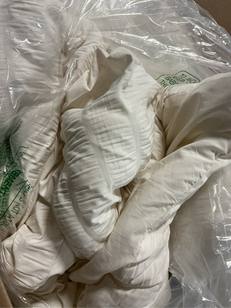 Condition photo showing As Is for cozyide white king size, 3 pieces bedding, soft breathable seersucker duvet cover set with zipper closure and corner ties (1 duvet cover 104"x90" + 2 pillow shams 20"x36") white king(104"x90")