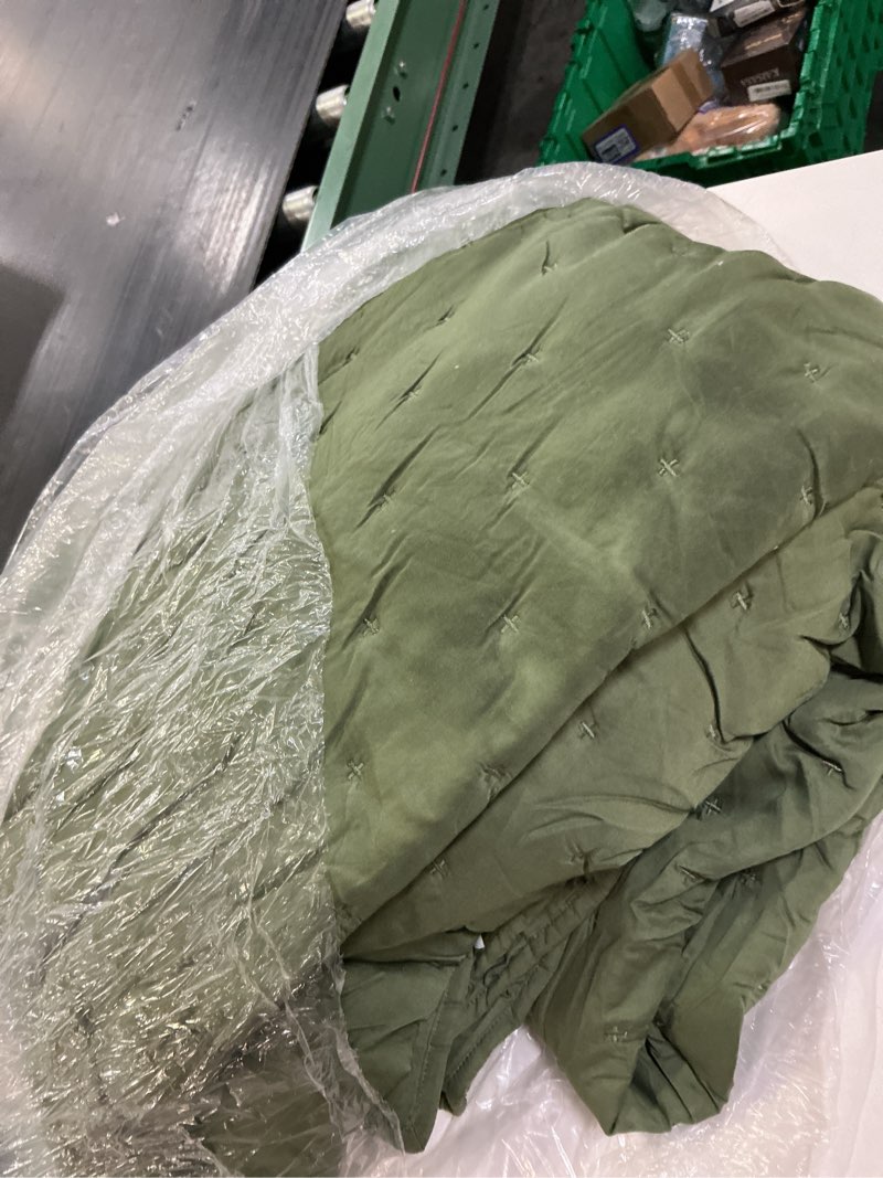 Condition photo showing As Is for bamboo dream quilt color: olive size: king/cal king 