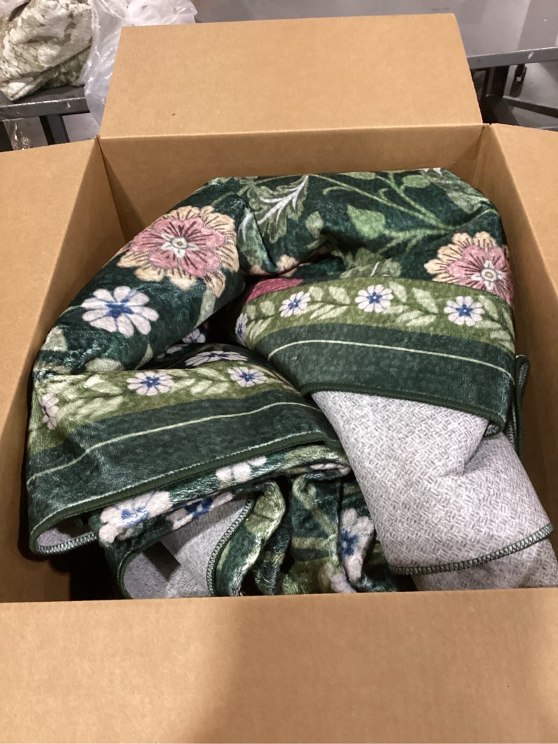Condition photo showing Good Condition for 8x10 area rugs for living room: floral washable rug vintage large soft boho non-slip carpet indoor floor stain resistant carpets for bedroom dining room farmhouse nursery home office dark green dark green 8' x 10' (rectangular)