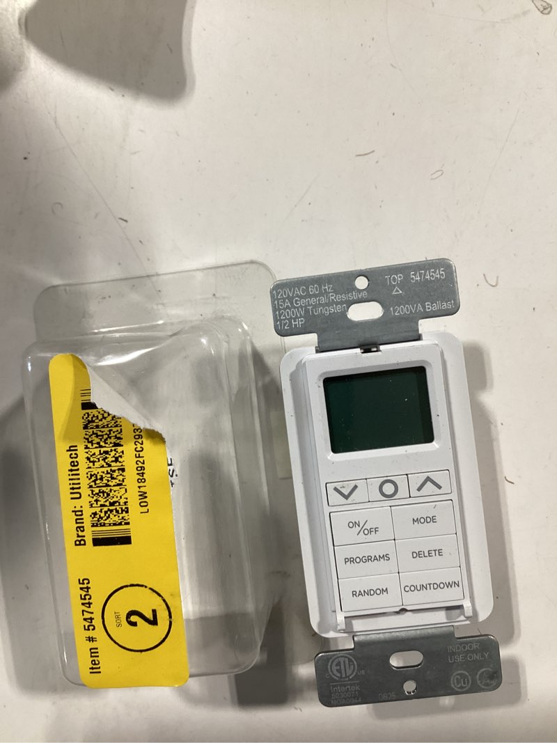 Condition photo showing Good Condition for utilitech 15 -amps 120-volt indoor programmable digital lighting timer