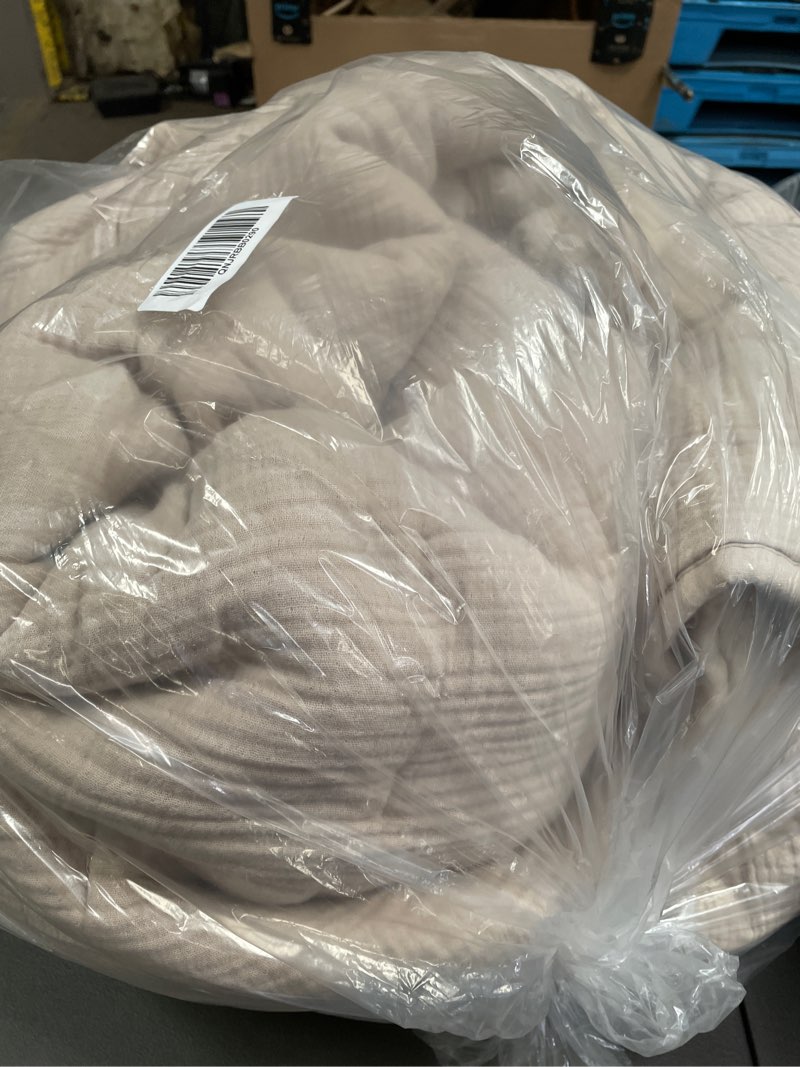 Condition photo showing Good Condition for organic airy gauze dream quilt, full/queen, dune