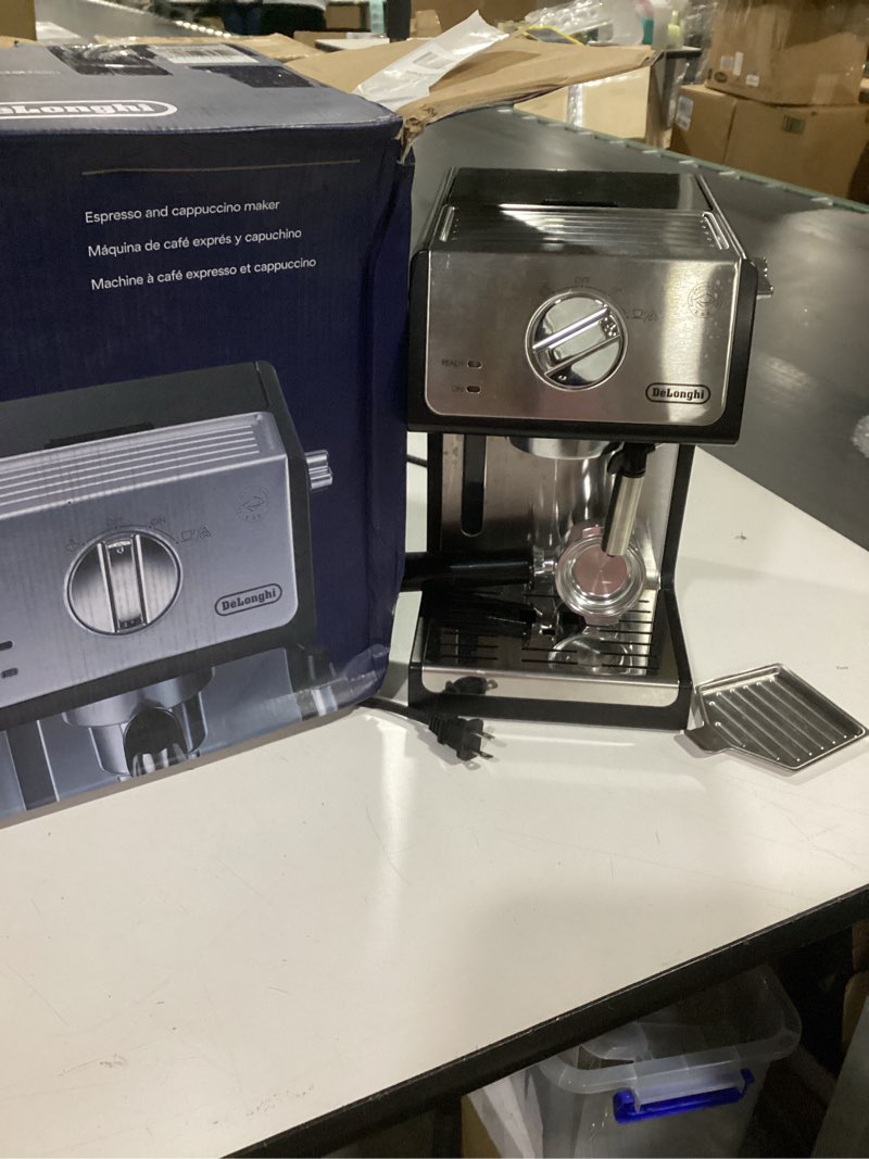 Condition photo showing Good Condition for de'longhi 15-bar pump espresso machine with manual milk frother for latte, cappuccino, black, ecp3420