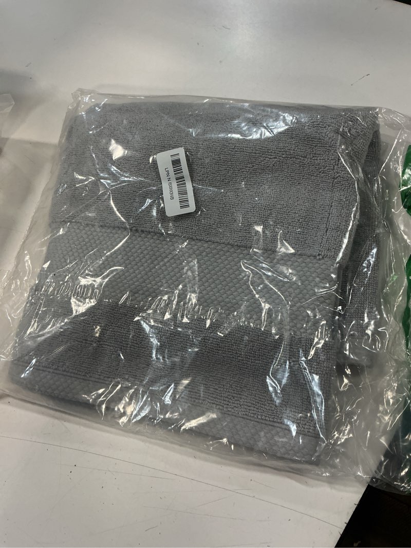 Condition photo showing Good Condition for lacoste heritage 100% supima cotton tub mat, microchip, 21" x 31" – highly absorbent & quick drying, premium super soft bath towel, bathroom essential, gift for all occasions, machine washable micro chip tub mat 21x31