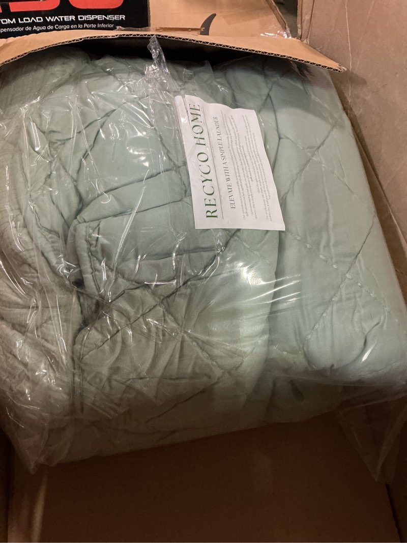 Condition photo showing Good Condition for diamond gauze quilt, sage, king 