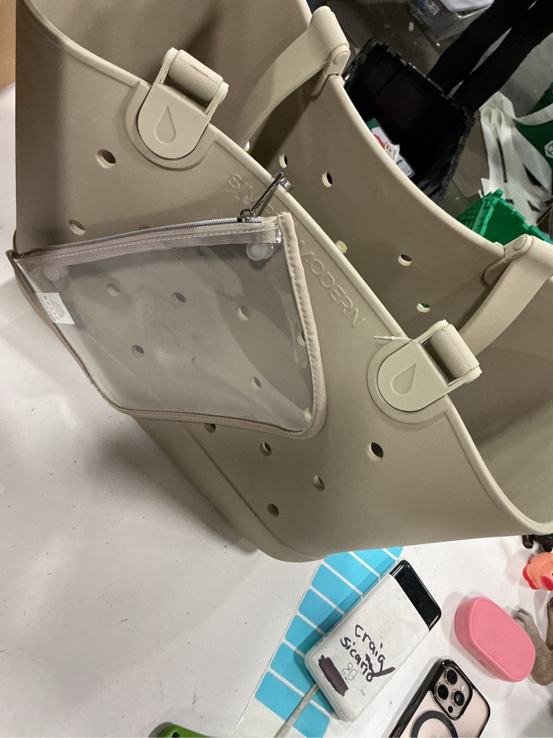 Condition photo showing Good Condition for Simple modern getaway bag