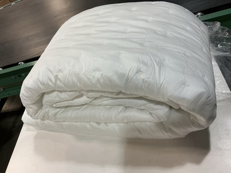 Condition photo showing As Is for bamboo dream quilt set, king/cal king, white 1 pieces