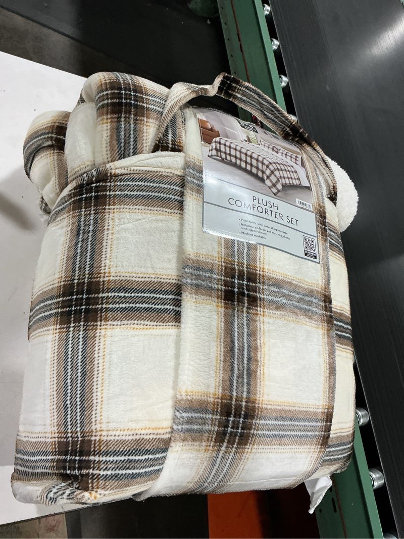 Condition photo showing Good Condition for member's mark 3-piece printed plush comforter set king