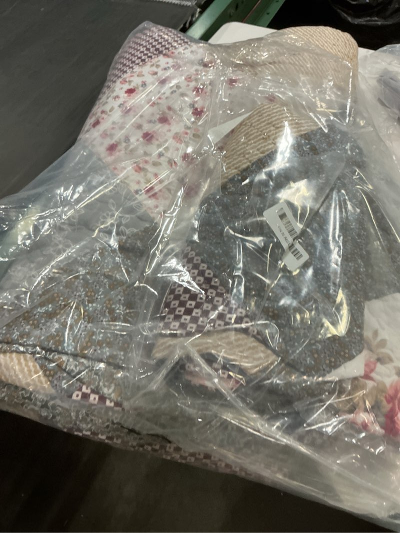 Condition photo showing Good Condition for HoneiLife Oversized King Bedspreads 120x120-3 Pcs California King Quilt, Extra Large Quilt Sets All Season Use,Rustic Bedding Sets King Size,Reversible Coverlet Lightweight Bed Cover, Grey California King-120"x120" Grey-border